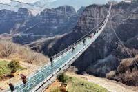 Potret Jembatan Kaca Tak Biasa di China | Iannews.co.id - Berita Positif dan Berimbang